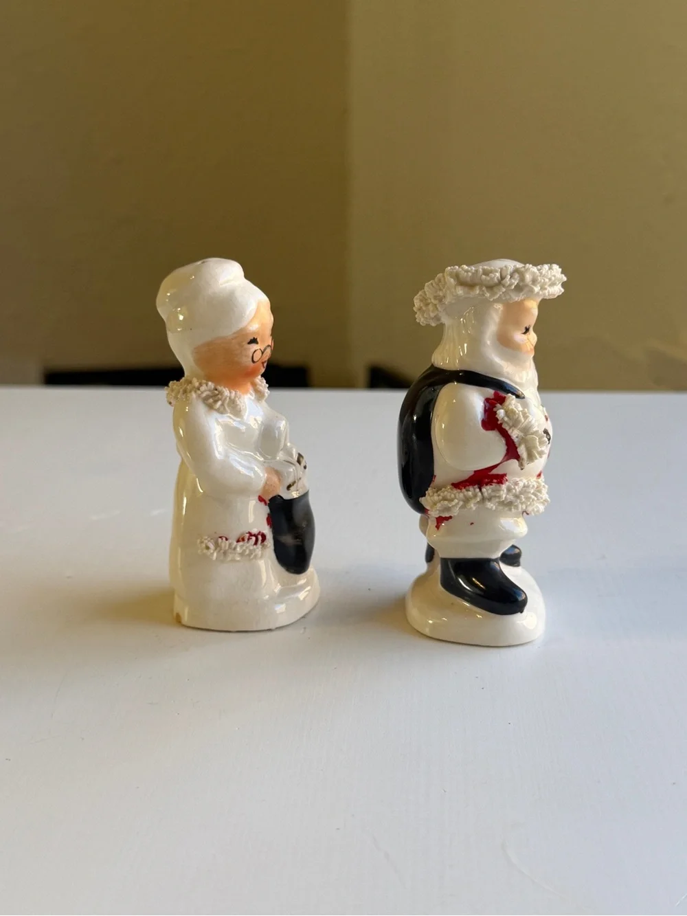 Vintage Spaghetti Trim Santa & Mrs. Claus Salt & Pepper Shakers Japan